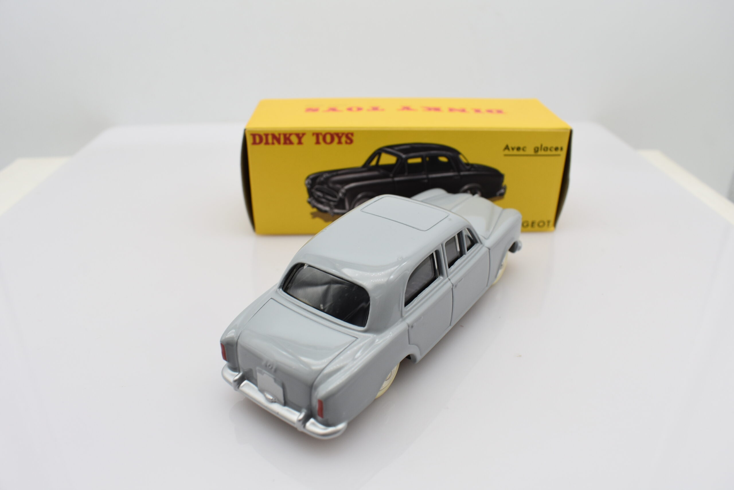 Modellino Auto Dinky Toys Peugeot Berlina De Agostini