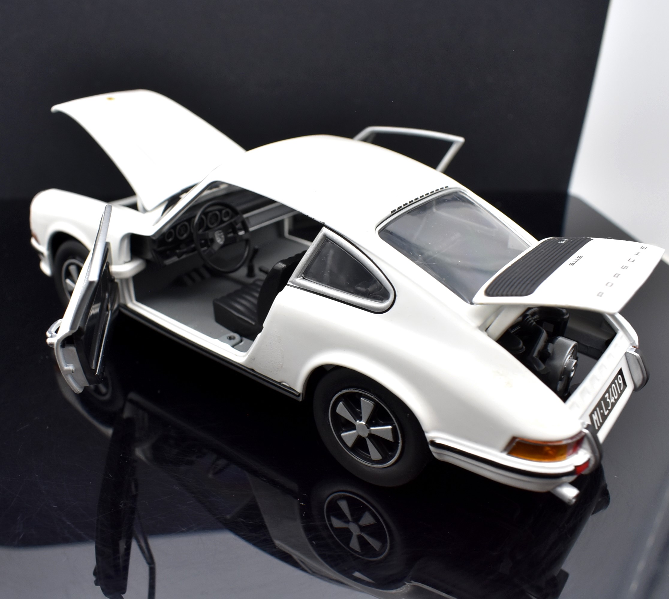 Modellino auto scala 1:24 Porsche 911 S 2.4 modellismo statico da collezione