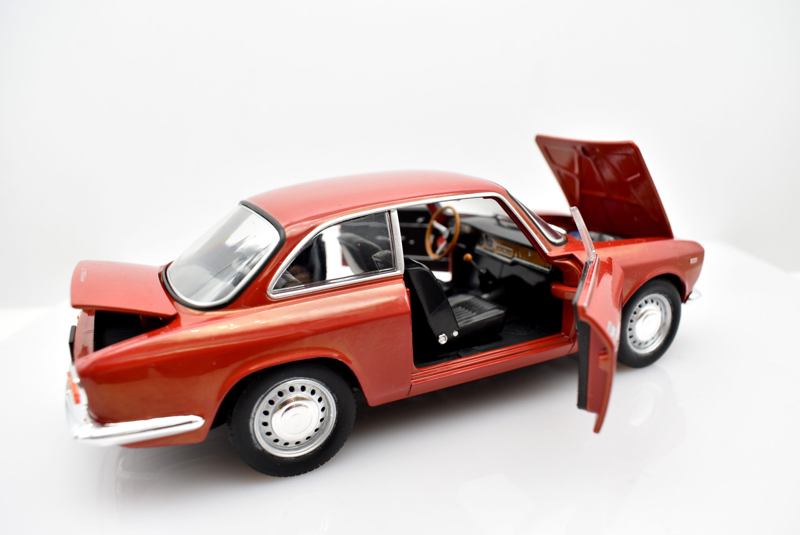 Modellino auto scala 1:24 Alfa Romeo Giulia GT modellismo statico da  collezione