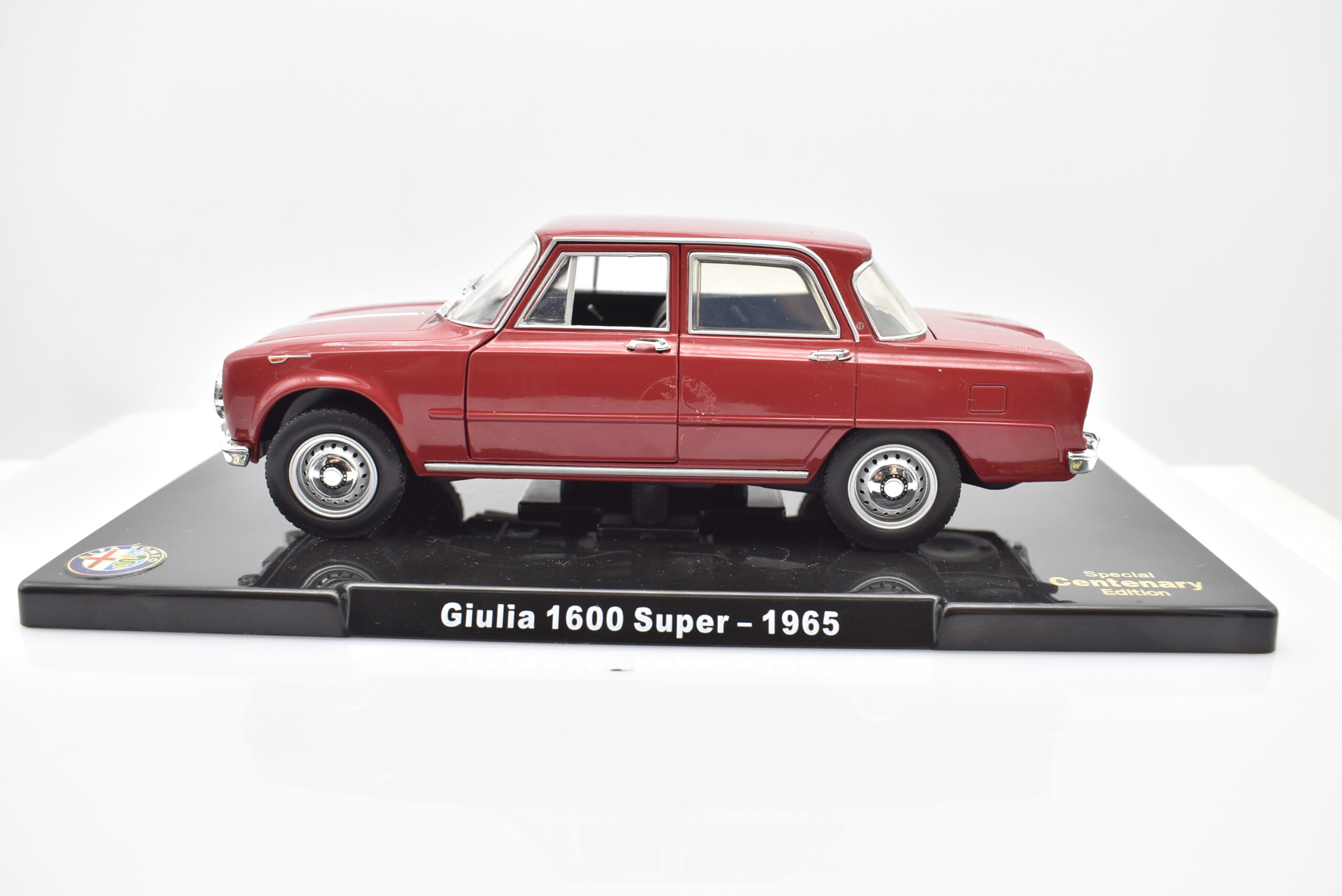 Modellino auto ALFA ROMEO GIULIA 1600 SUPER scala 1:24 diecast modellismo da  collezione - Arcadia Modellismo