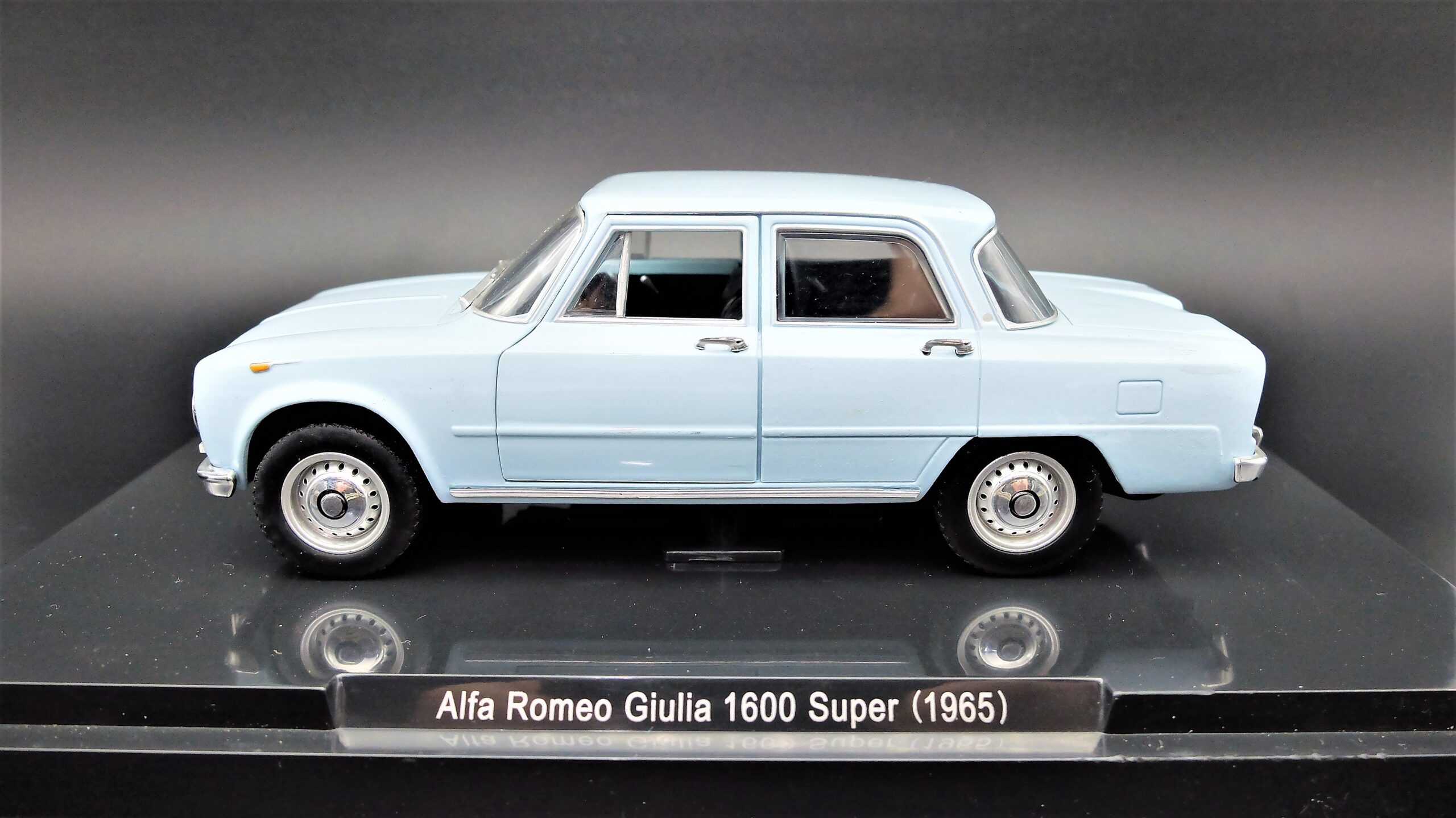 modellino auto scala 1/24 alfa romeo giulia modellini da collezione di –  arte e luce designers