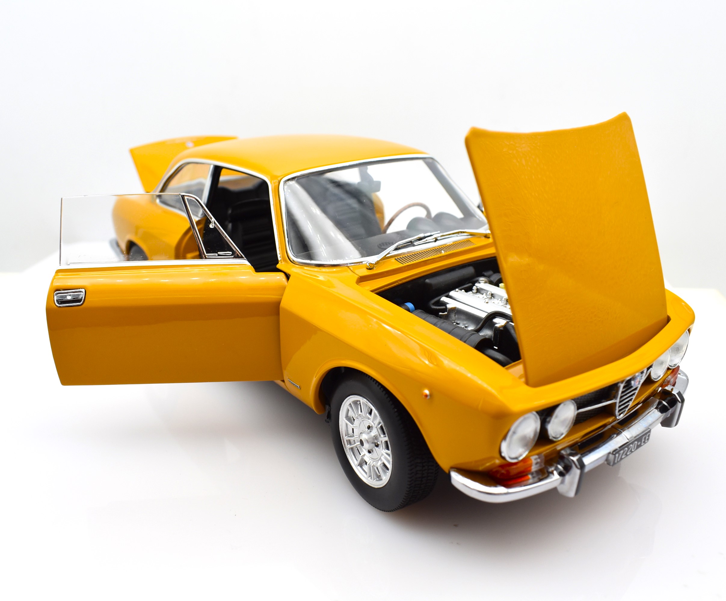Modellino auto scala 1:18 Norev ALFA ROMEO 1750 GTV modellismo da collezione