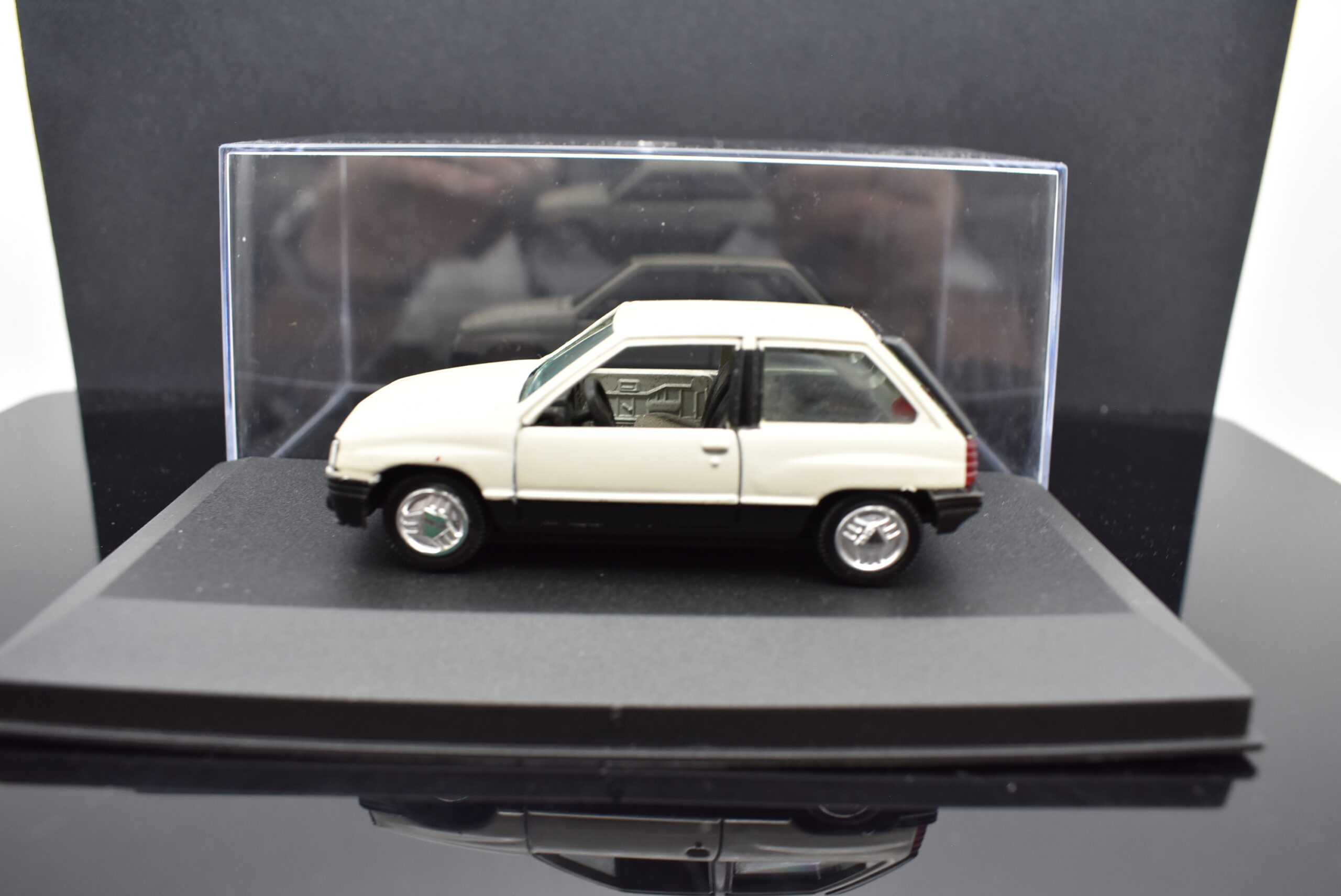 Modellino auto scala 1:43 OPEL CORSA SR diecast modellismo da collezione