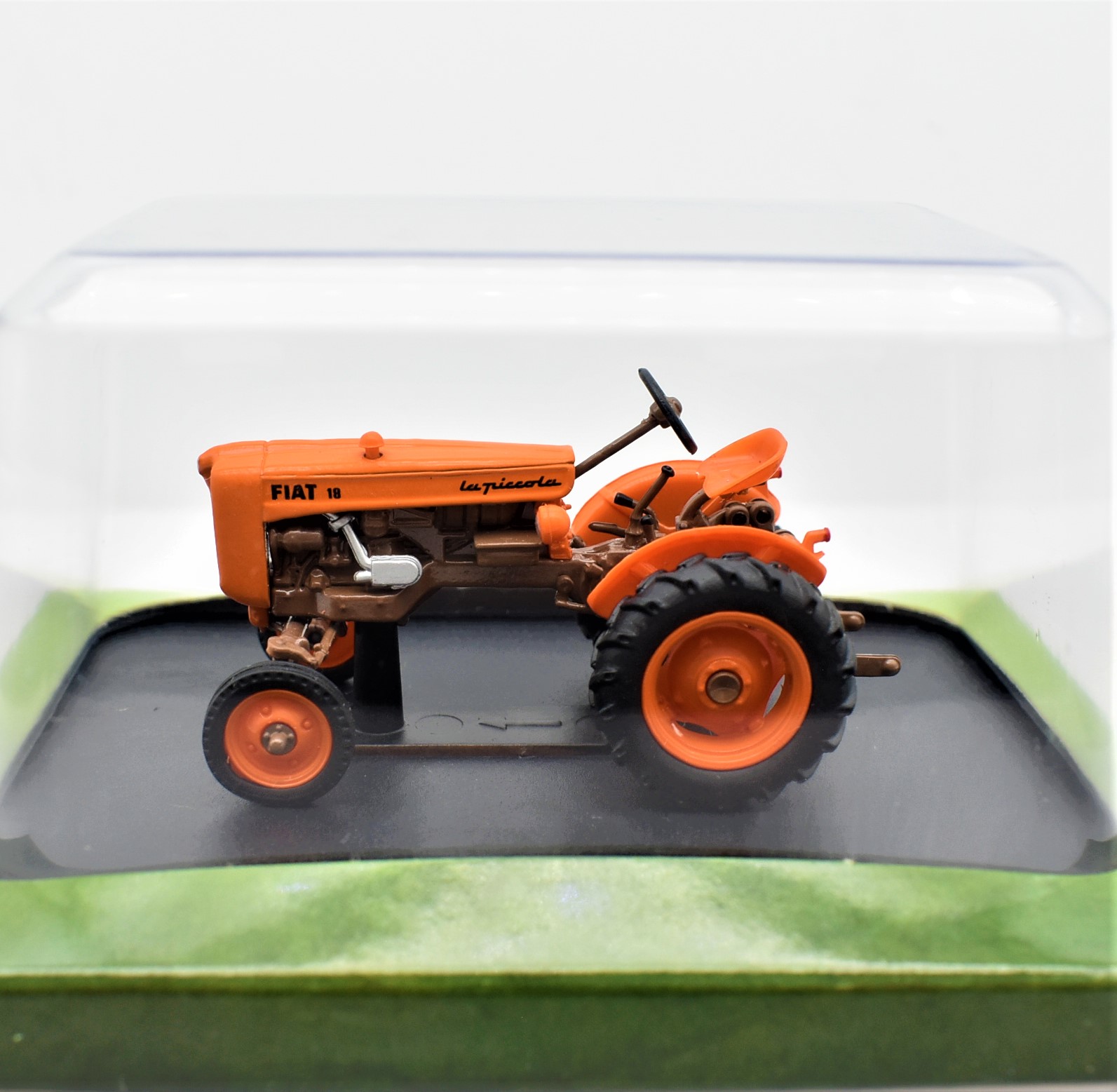 Modellini in scala di trattori agricoli e mezzi industriali - DVF