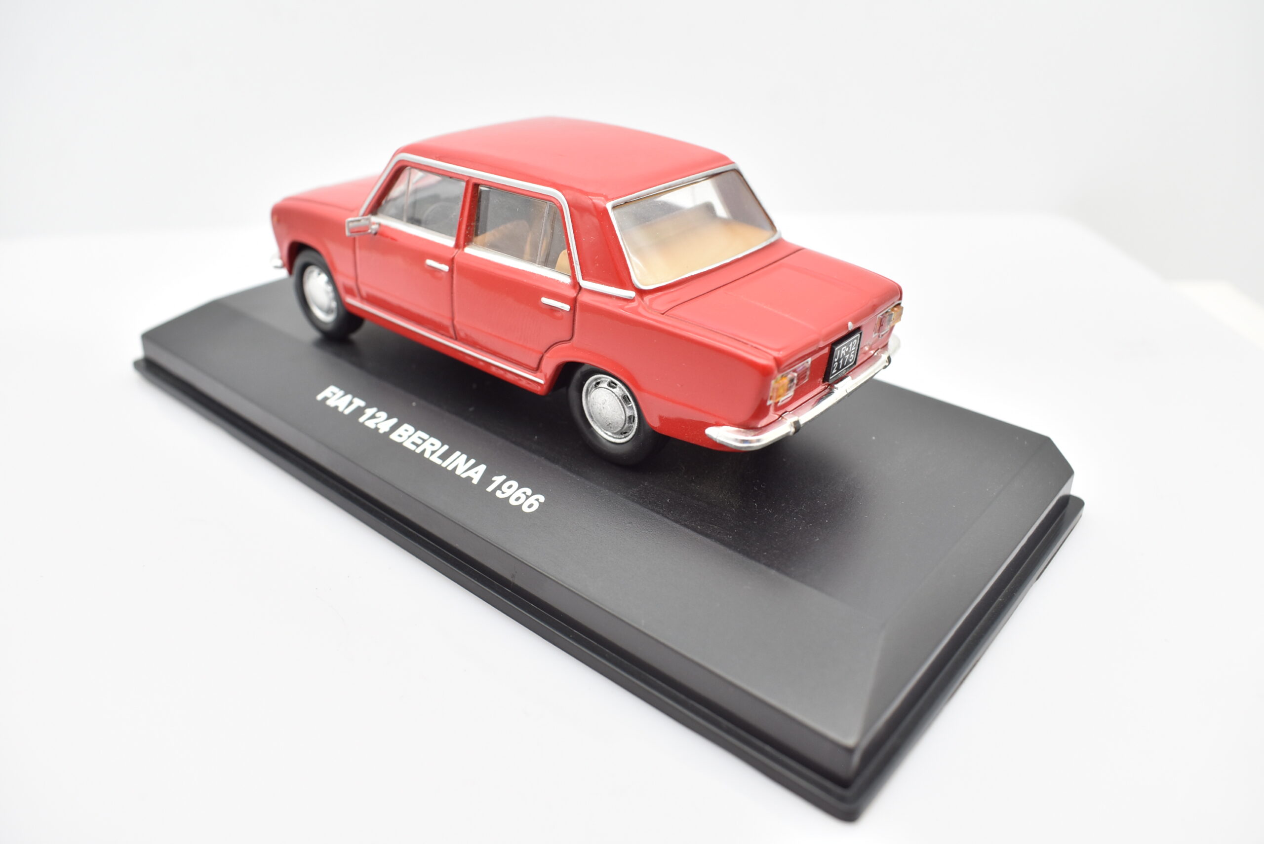 Modellino auto scala 1:43 FIAT 124 diecast collezione da edicola