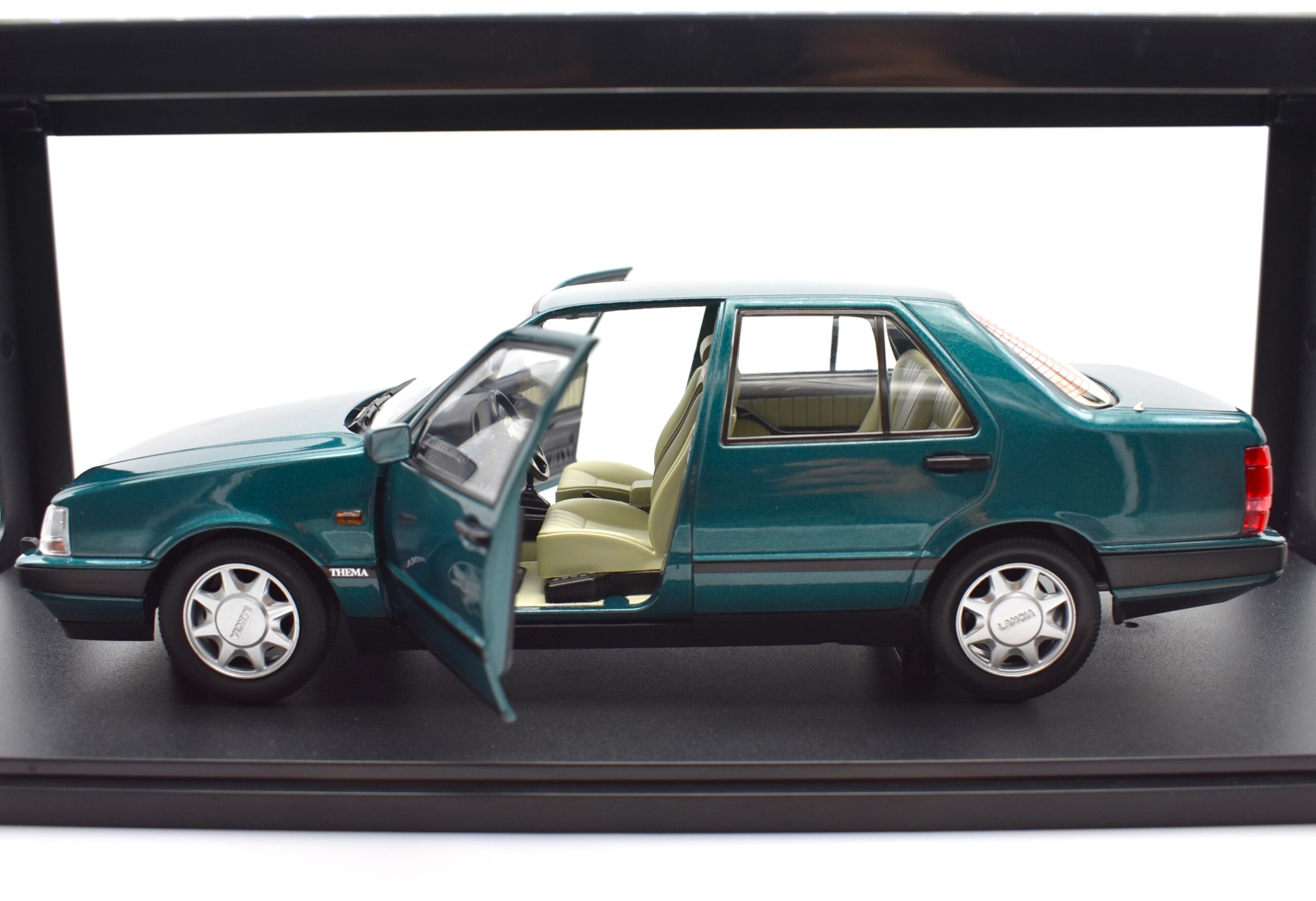 Modellino auto LANCIA THEMA tema scala 1:18 diecast collezione modellismo  car