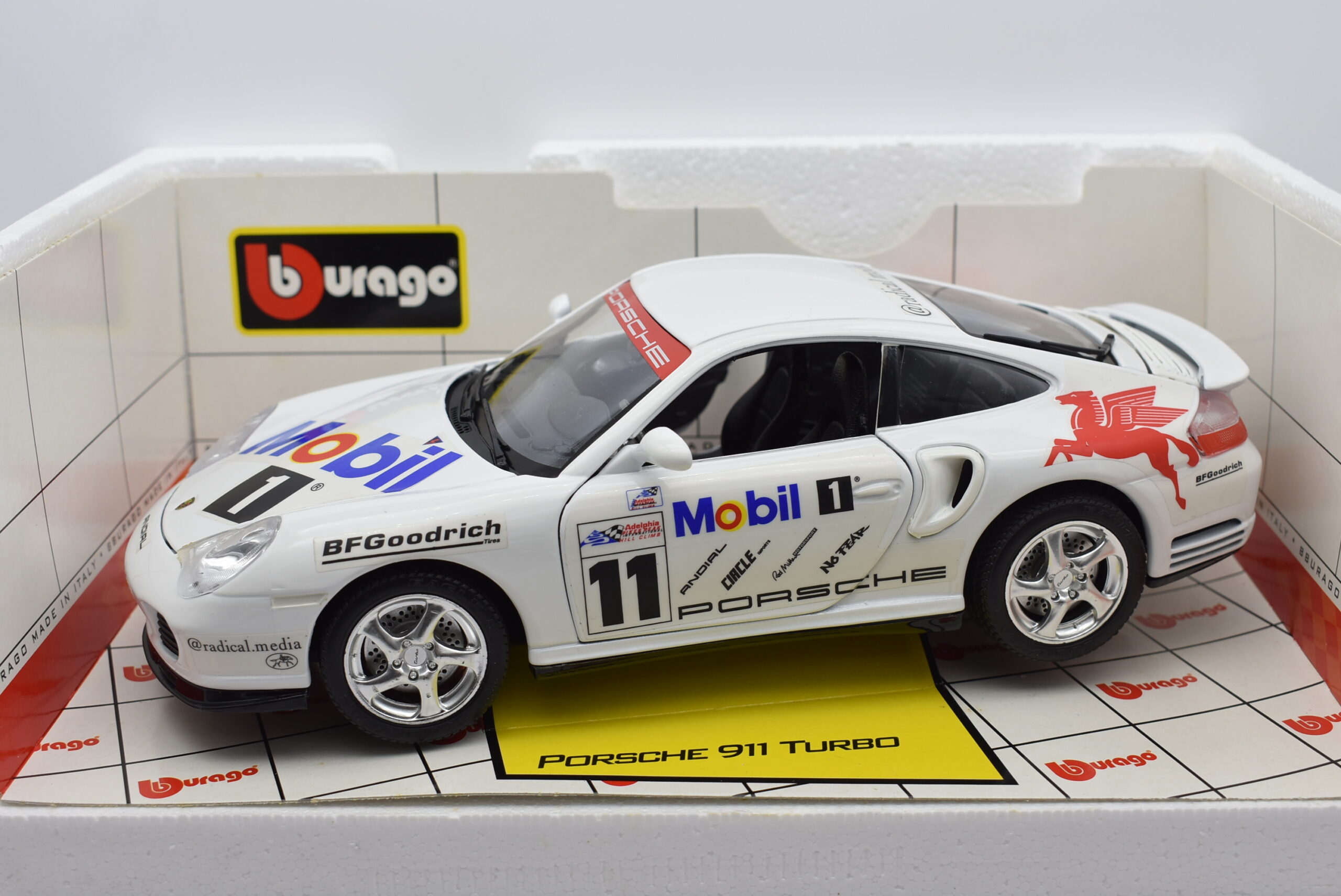 Modellino auto PORSCHE 911 TURBO scala 1:18 Burago diecast modellismo da  collezione - Arcadia Modellismo