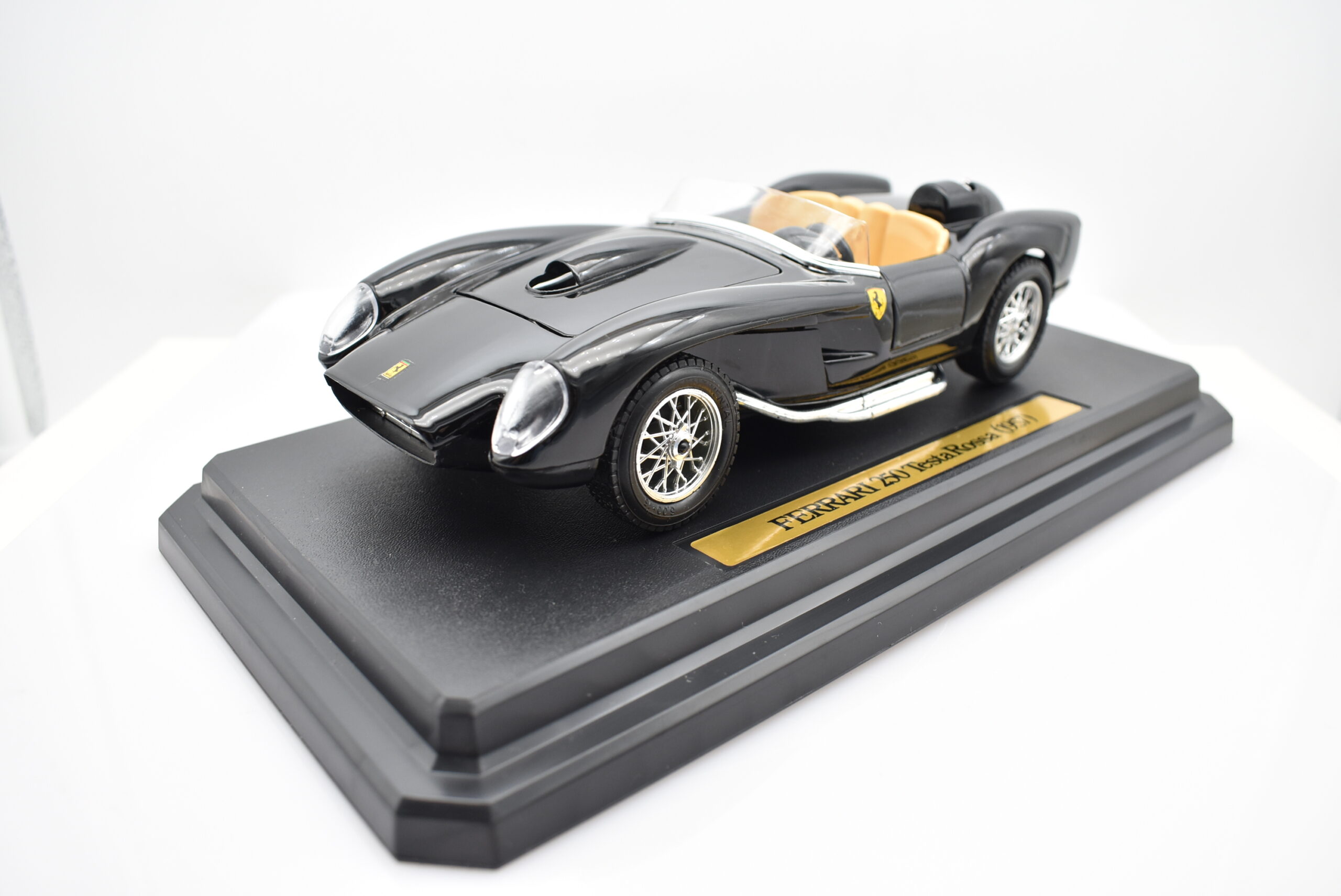 Modellino auto FERRARI 250 TESTAROSSA scala 1:24 diecast burago da  collezione