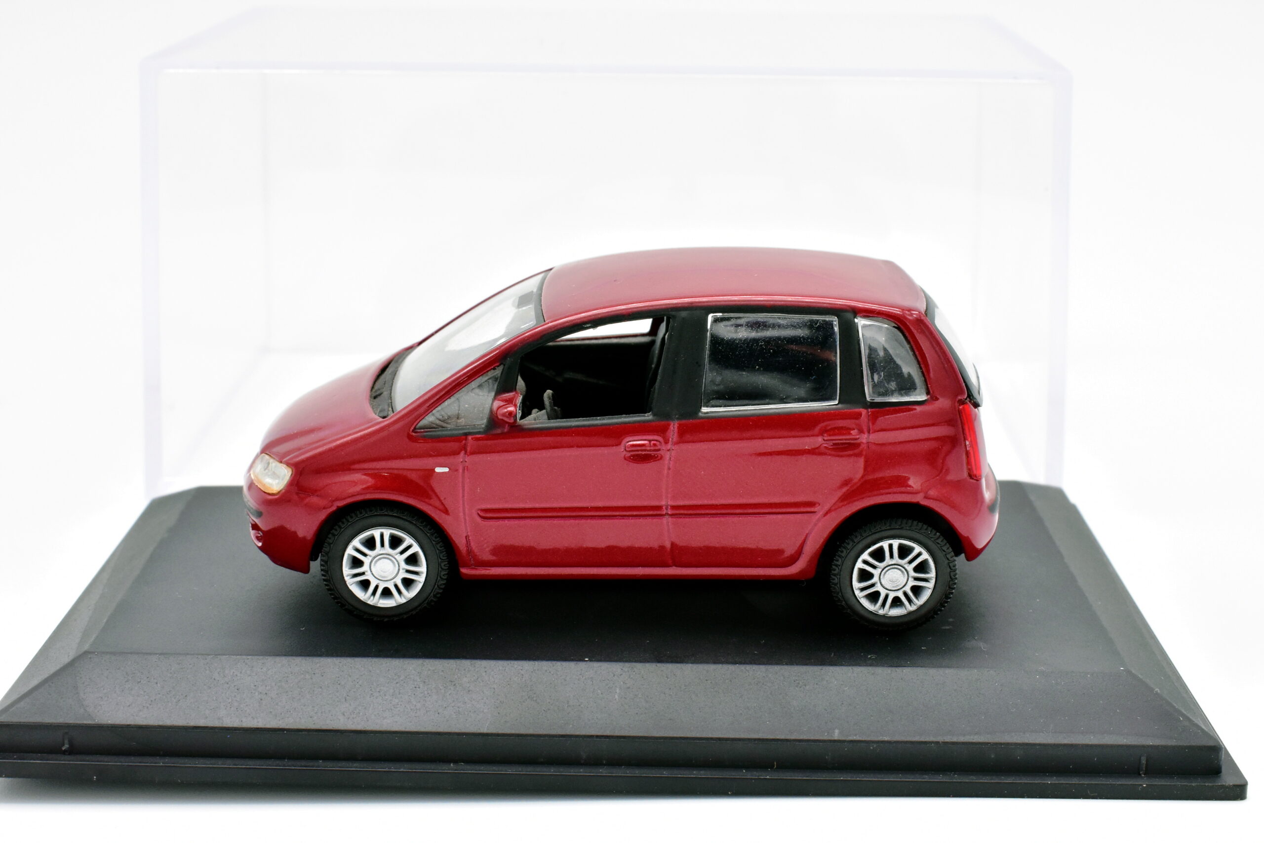 Modellino auto scala 1:43 Fiat Idea rosso diecast modellismo da collezione Norev