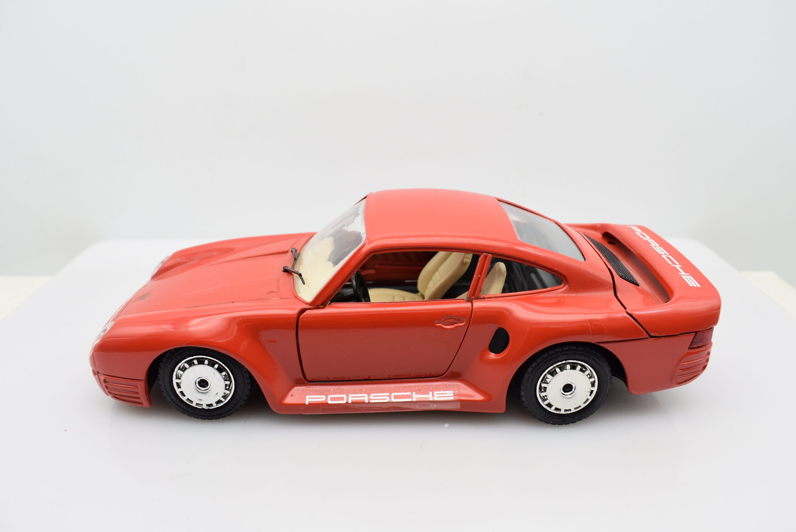 Modellino auto PORSCHE 911 TURBO scala 1:18 Burago diecast modellismo da  collezione - Arcadia Modellismo