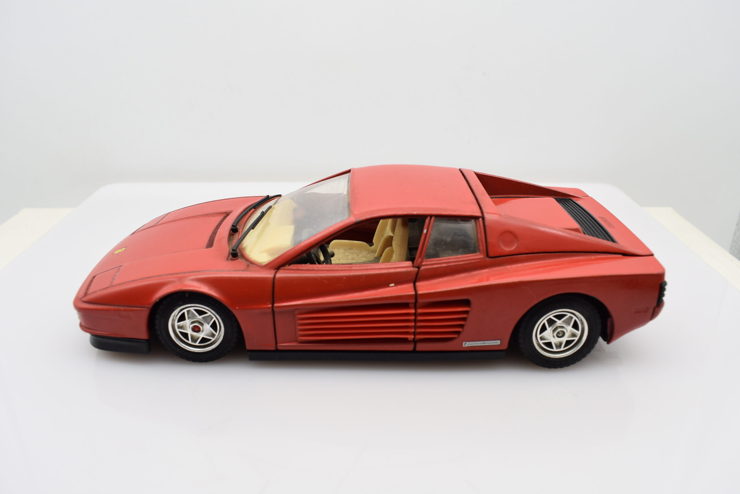 Modellino auto scala 1:24 Ferrari Testarossa Burago modellismo statico da  collezione