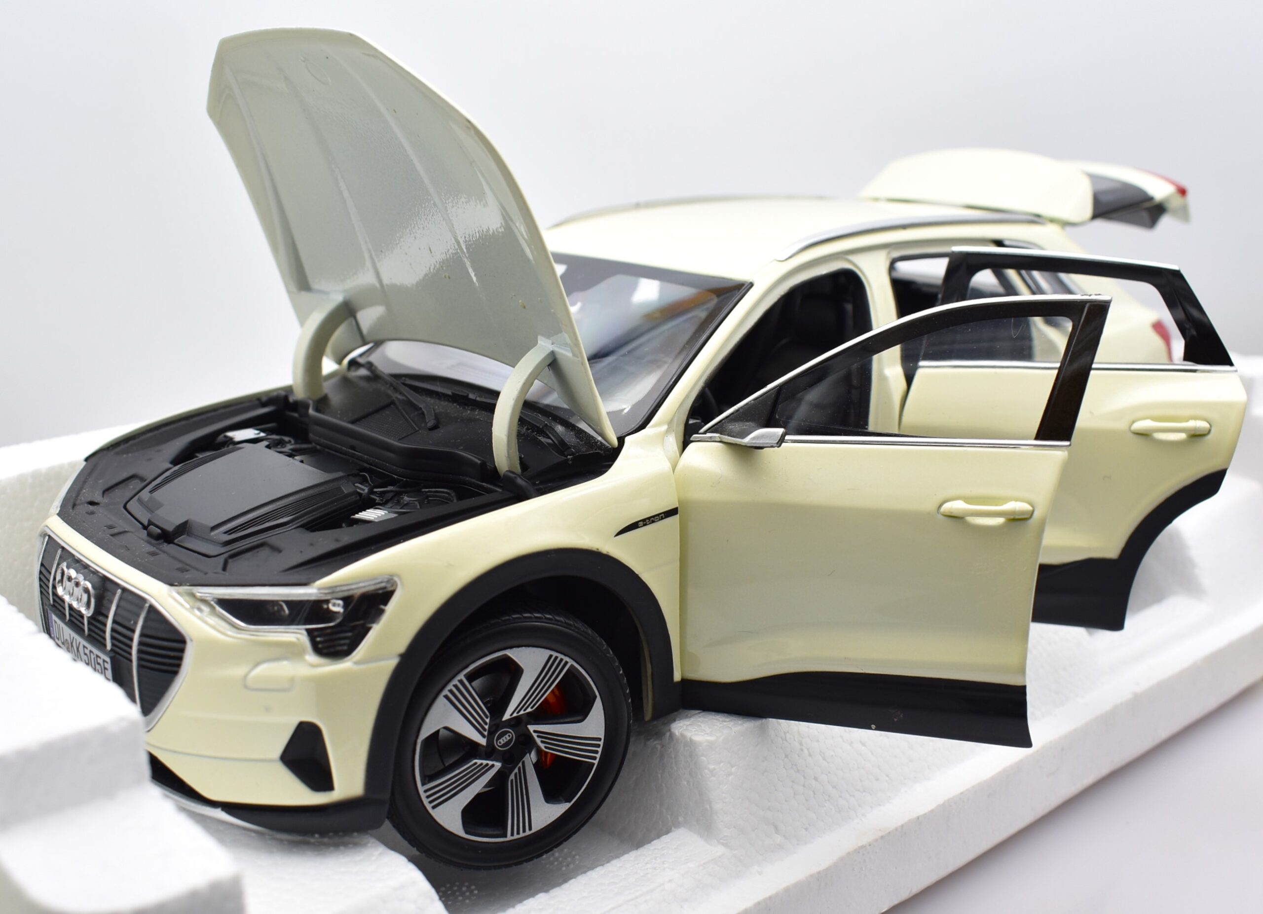Modellino auto scala 1:18 Audi E-tron Norev diecast modellismo da collezione