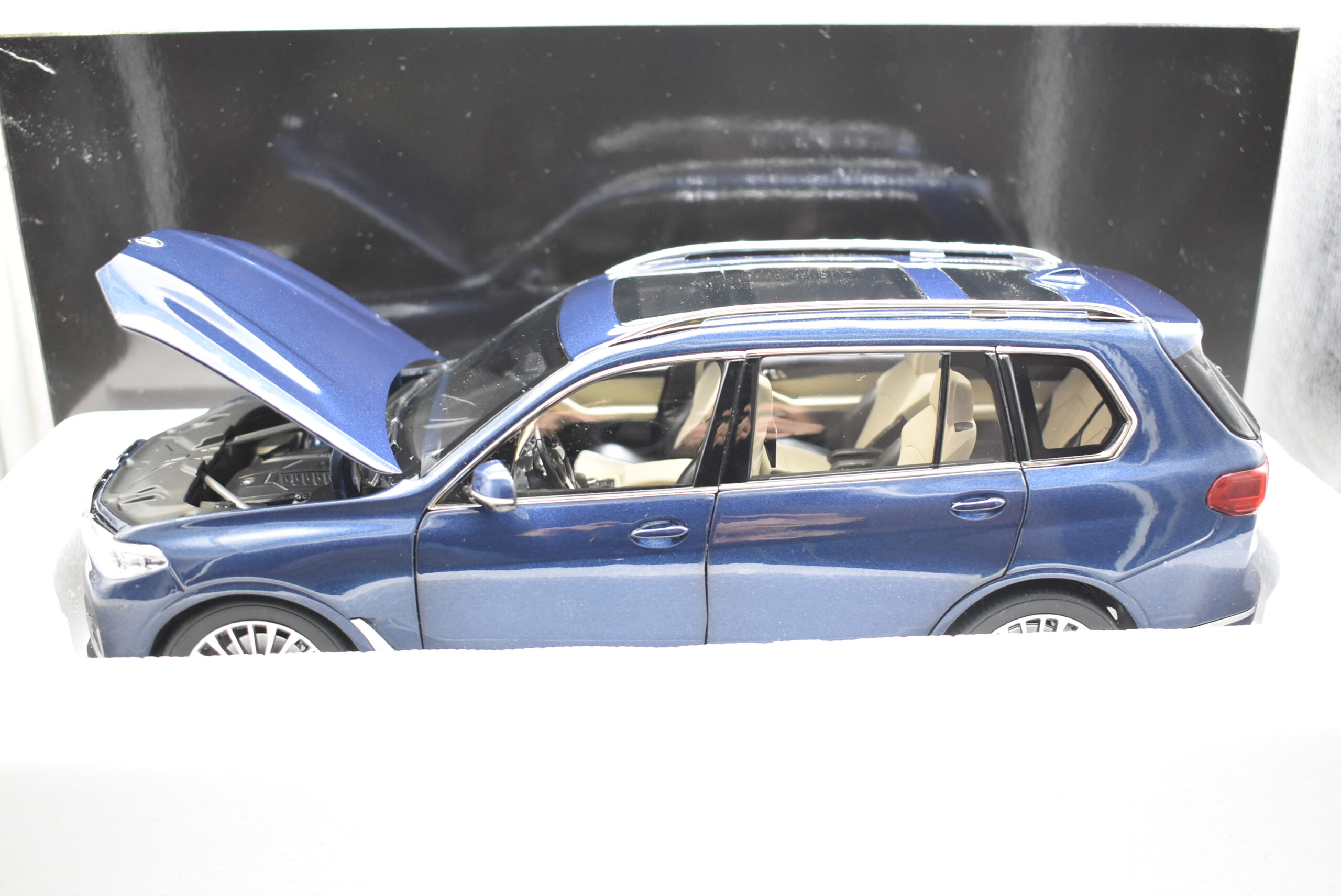 Modellino auto scala 1:18 BMW X7 Kyosho diecast modellismo statico collezione