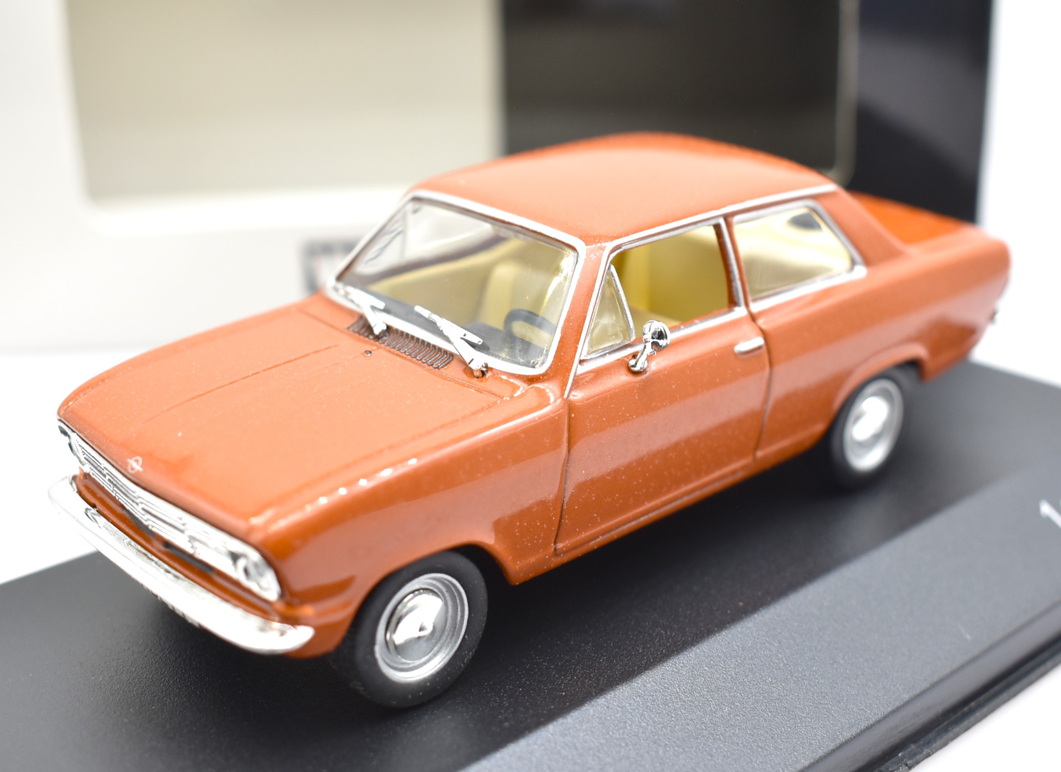 Modellino auto scala 1:43 Opel Kadett B WhiteBox diecast modellismo collezione