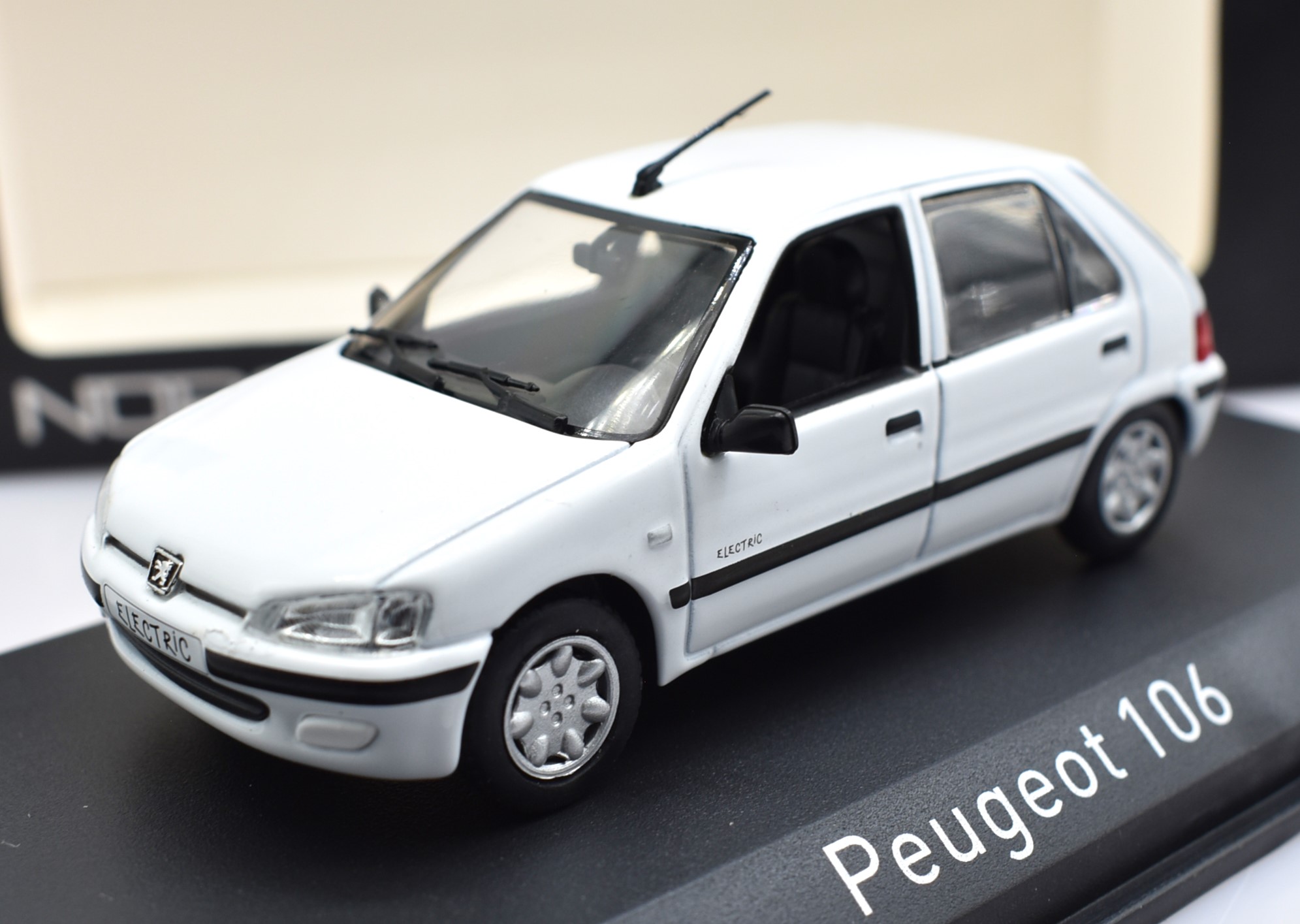 Miniature voiture auto 1:43 Peugeot 106 électrique Norev diecast modèle statique