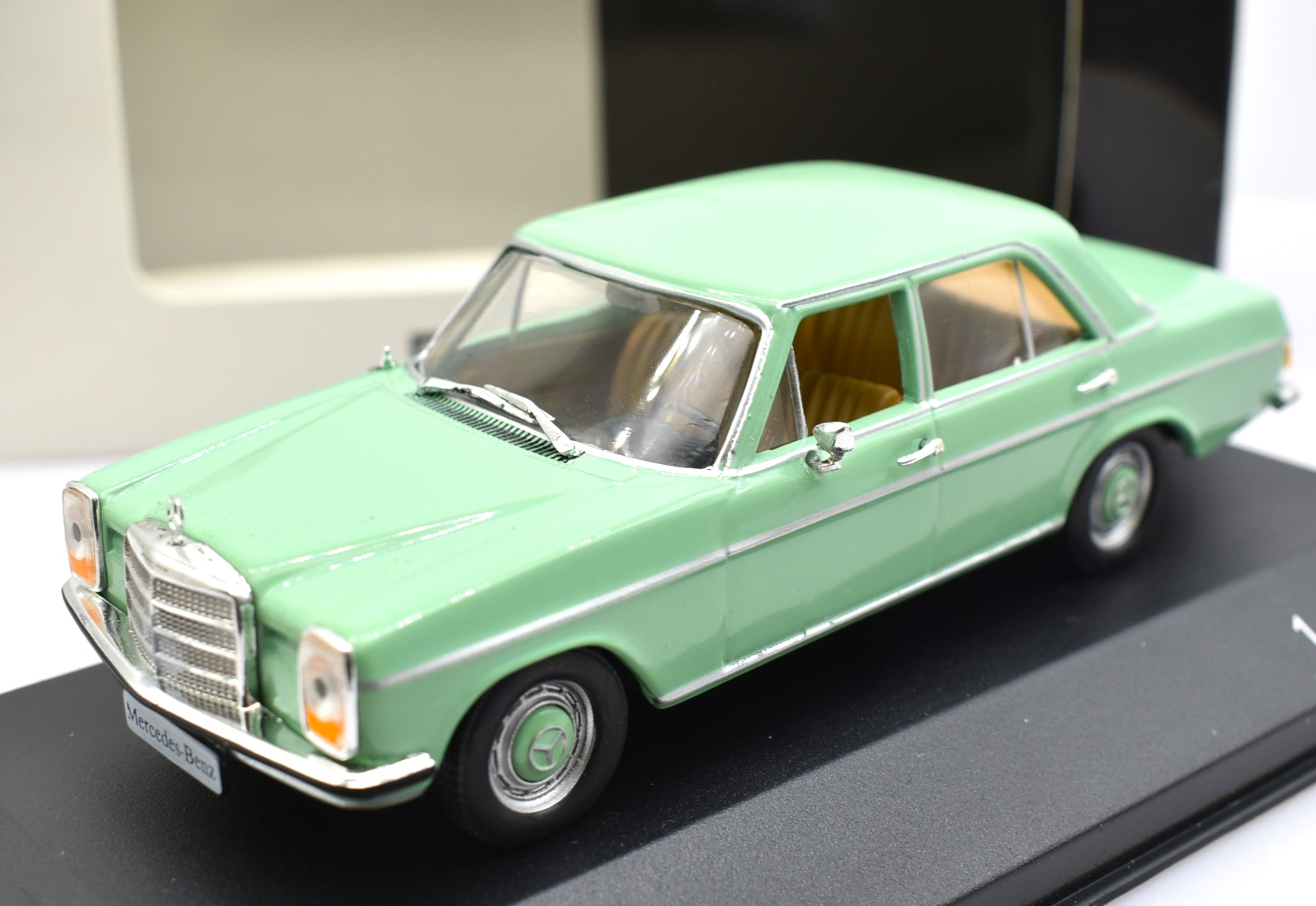 Miniature voiture auto 1:43 Mercedes 200/8 W115 modèle véhicules diecast