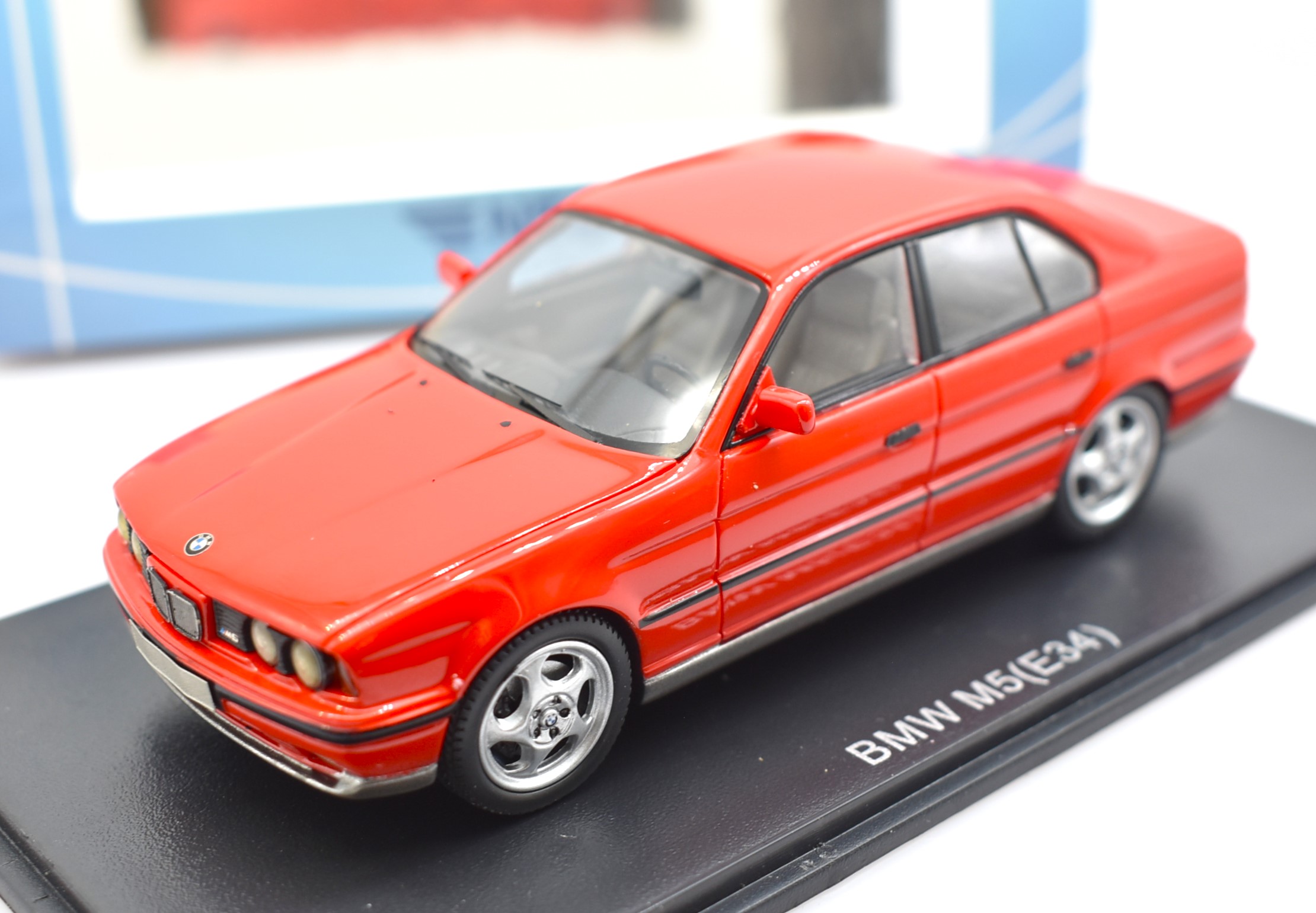 Modellino auto scala 1:43 BMW M5 E34 Neo modellismo da collezione