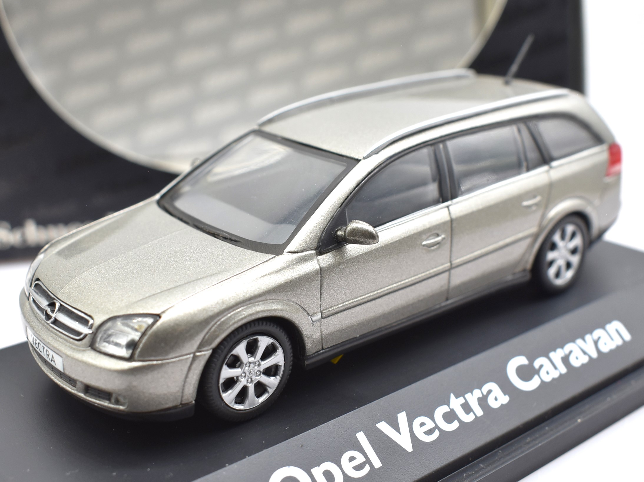 Modellino auto scala 1:43 Opel Vectra Caravan Schuco diecast modellismo statico