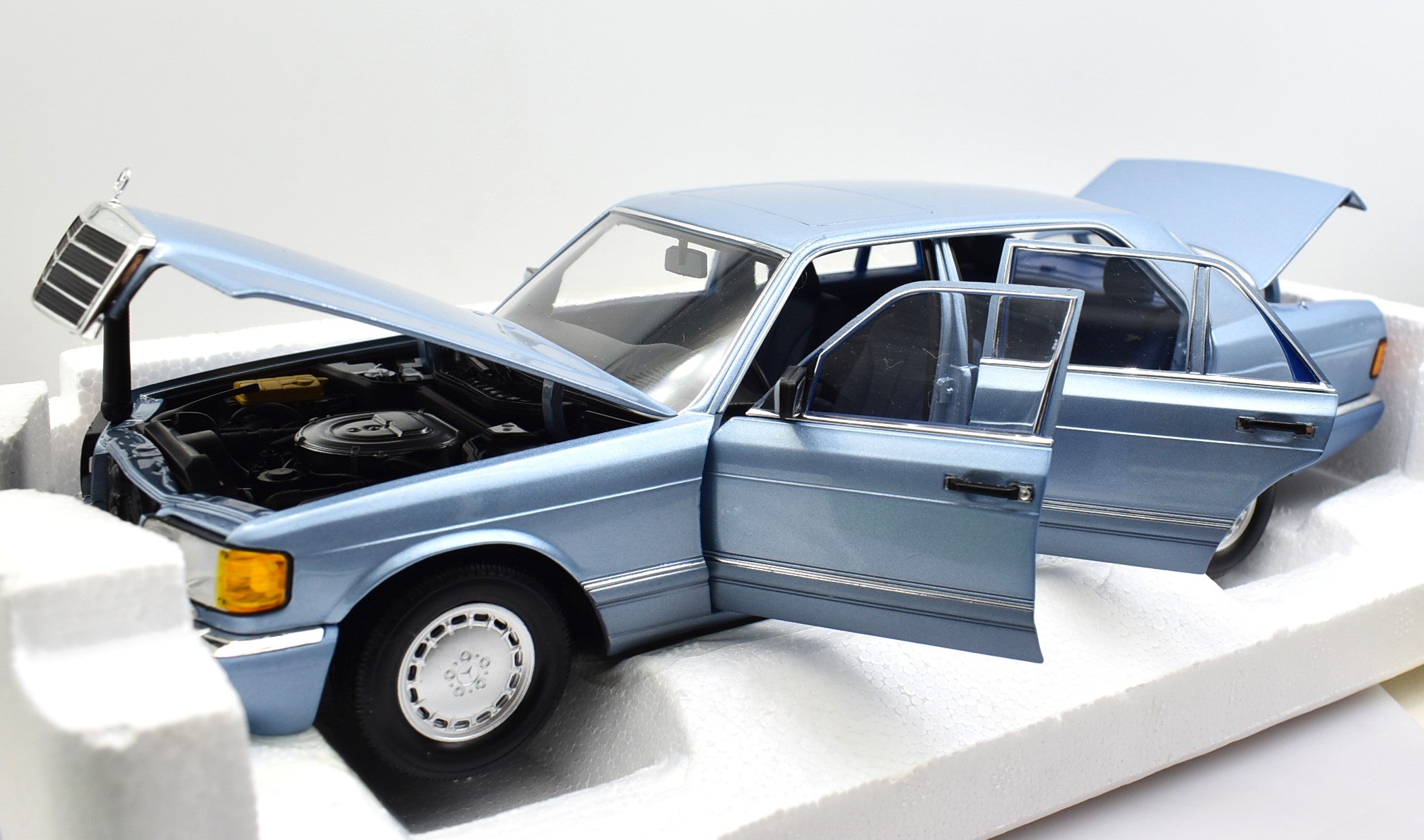 Coche Coche a escala 1:18 Mercedes Benz 560 SEL Norev, miniaturas diecastautomodelismo