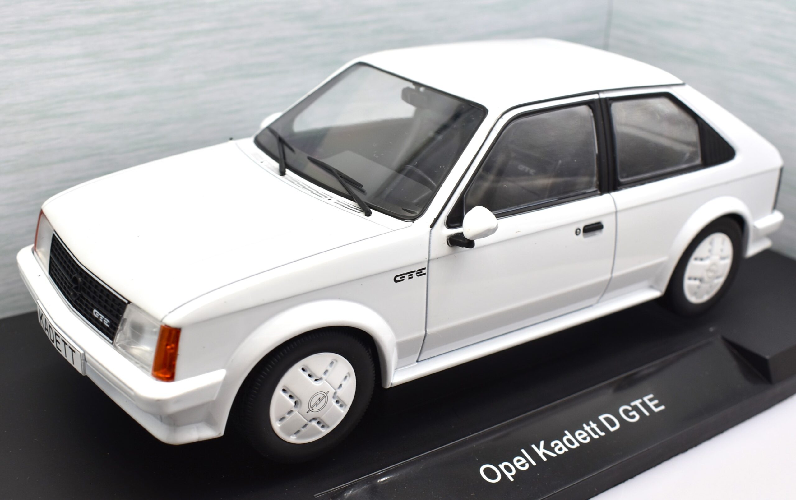 Modellino auto scala 1:18 Opel Kadett D GTE diecast modellismo da collezione